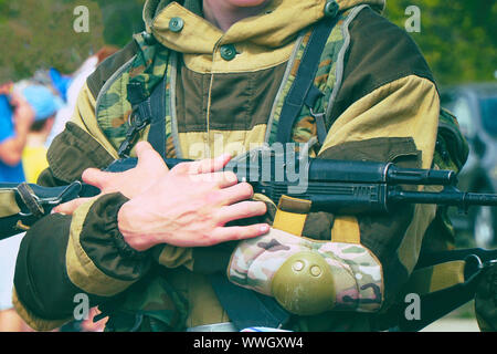 Un soldat en uniforme de camouflage avec une machine gun Banque D'Images