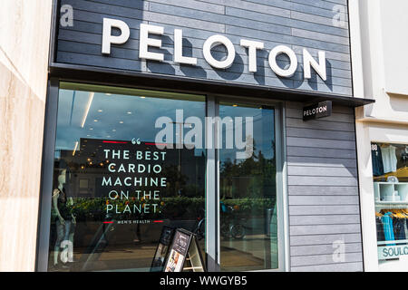 28 août 2019, Palo Alto / CA / USA - Peloton store dans le centre commercial de Stanford ; Peloton est un équipement d'exercice et de médias dont les ma Banque D'Images