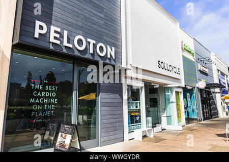 28 août 2019, Palo Alto / CA / USA - Peloton store situé dans le centre commercial de Stanford ; Peloton est un équipement d'exercice et moi Banque D'Images
