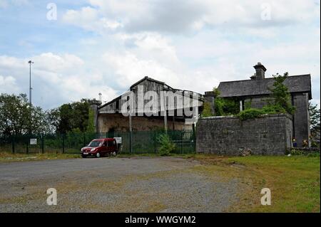 Le bâtiment de la gare à l'abandon, Foynes sur l'ancienne ligne de chemin de fer Limerick à Foynes, Co Limerick, Irlande Banque D'Images