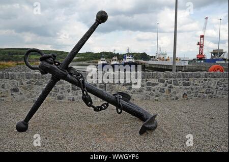 Les remorqueurs amarrés au port de Shannon, encadré par un grand old anchor. Foynes, Co Limerick, Irlande Banque D'Images