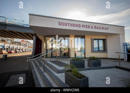 Jetée de Southend entrée. Nouvelle structure d'entrée de bâtiment et jetée de Southend pier railway, Southend on Sea, Essex, Royaume-Uni. Construction moderne Banque D'Images