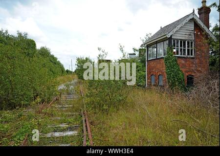 Un signal fort à l'abandon et envahi par la station à Foynes, sur l'ancienne ligne de chemin de fer Limerick à Foynes, Co Limerick, Irlande Banque D'Images