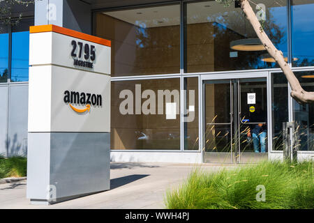 Sep 1, 2019 Santa Clara / CA / USA - l'entrée à l'un des immeubles de bureaux Amazon situé dans la Silicon Valley, San Francisco bay area Banque D'Images