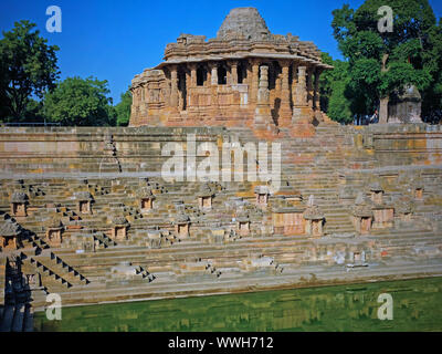 Le 11e siècle Temple du Soleil à Modhera dans l'état du Gujarat. Le temple a été conçu de manière à ce que les soleils rayons le centre du bâtiment à midi tous les jours Banque D'Images