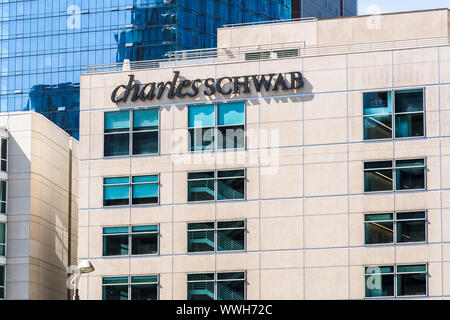 21 août 2019 San Francisco / CA / USA - Charles Schwab immeuble de bureaux dans le quartier de SOMA, Charles Schwab Corporation est une banque et stock brokera Banque D'Images