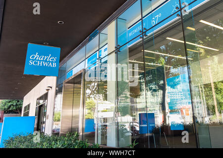 21 août 2019 San Francisco / CA / USA - Charles Schwab immeuble de bureaux dans le quartier de SOMA, Charles Schwab Corporation est une banque et stock brokera Banque D'Images