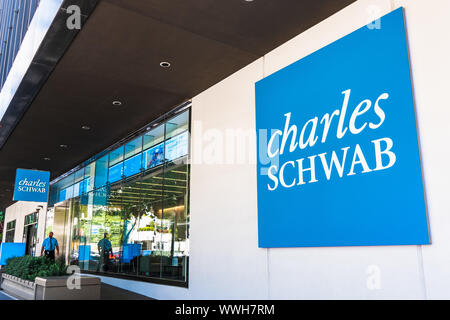 21 août 2019 San Francisco / CA / USA - Charles Schwab immeuble de bureaux dans le quartier de SOMA, Charles Schwab Corporation est une banque et stock brokera Banque D'Images