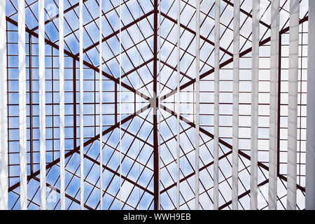 Lucarne de toit en verre d'un atrium, avec structure géométrique dans un style architectural moderne et contemporain Banque D'Images