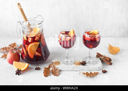 Automne Sangria ou punch en pichet. Vin rouge maison sangria fruits jaune et les feuilles d'automne sur fond blanc, copie de l'espace. Banque D'Images