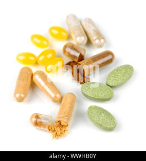 Mélange de suppléments de fines herbes et de vitamine pills isolated on white Banque D'Images