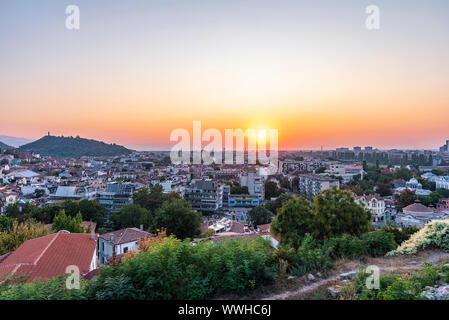 Coucher du soleil d'été de la ville Nebet tepe Hill dans la ville de Plovdiv, en Bulgarie. Vue panoramique vue aérienne. Ancien Plovdiv est Patrimoine Mondial de l'UNESCO et l'olde Banque D'Images