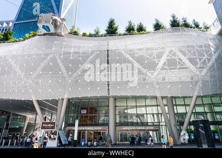 21 août 2019 San Francisco / CA / USA - Le centre de transit de Salesforce est une nouvelle grande plaque tournante régionale située dans le quartier SOMA de San Francisco ; Sa Banque D'Images