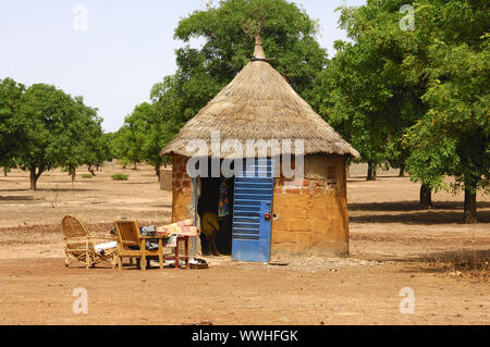 Toute l'Afrique de l'hut avec toit de chaume Banque D'Images