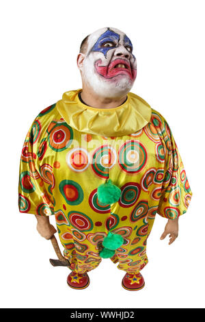 Un méchant evil clown tenant une hache, en colère et à la moyenne. Objectif ultra-grand angulaire avec l'accent sur le visage. Banque D'Images