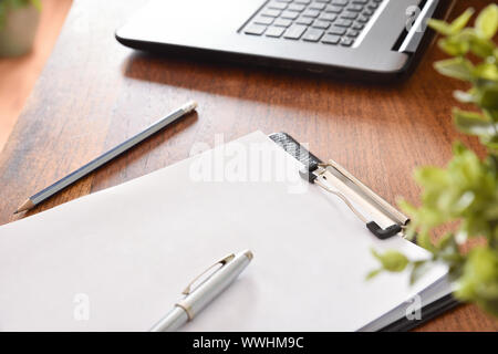 Dossier avec le papier blanc sur la table office détail. Composition horizontale. Vue élevée. Banque D'Images