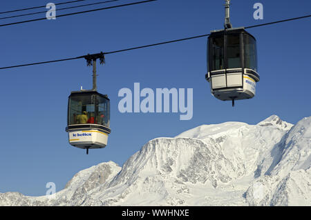 Cable car en face du massif du Mont-Blanc, France Banque D'Images