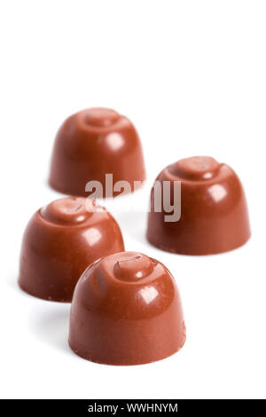 Bonbons au chocolat quatre isolé sur fond blanc Banque D'Images