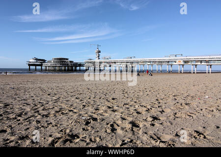 La plage de Scheveningen de La Haye, l'étendue de sable les plus populaires en Hollande. C'est un endroit idéal pour marcher, prendre le soleil et la baignade, ainsi que le surf. Banque D'Images