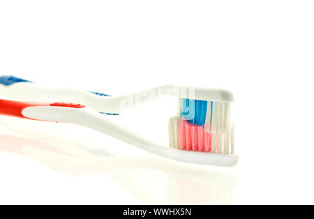 Deux brosses à dents pour un couple plus de blanc. Shallow DOF. En soie de se concentrer sur. Banque D'Images