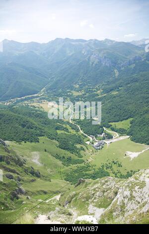 Montagnes Picos de Europa en Fuente De village cantabrique Espagne Banque D'Images