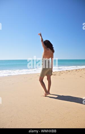 Femme à la plage de Zahora à Cadiz Andalousie Espagne Banque D'Images