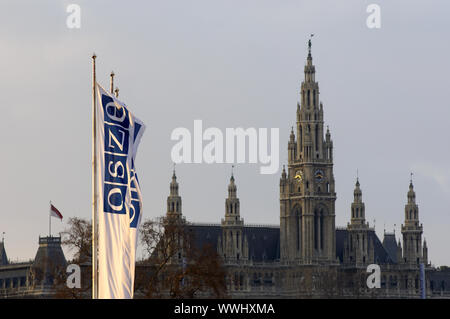 Drapeau de l'OSCE en face de l'Hôtel de ville de Vienne, Autriche Banque D'Images