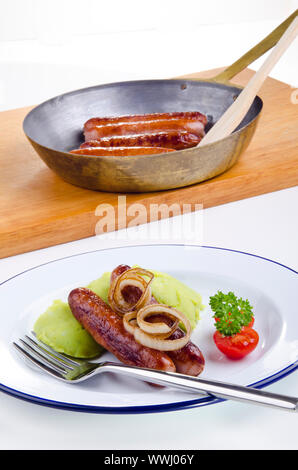 Saucisses irlandais avec purée de pommes de terre vert Banque D'Images