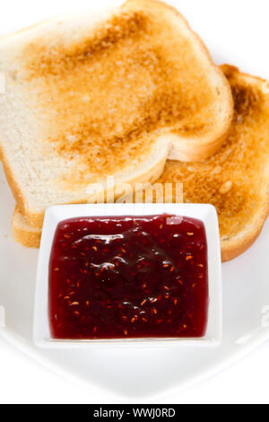 Toasts avec de la confiture sur fond blanc Banque D'Images