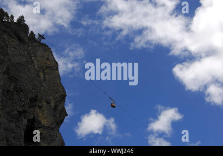 Cable car flotte au-dessus de l'abîme Banque D'Images