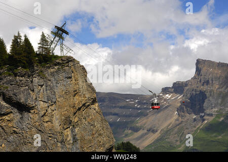 Cable car flotte au-dessus de l'abîme Banque D'Images