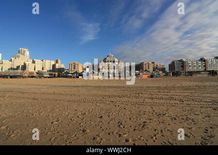 Boulevard de la plage de Scheveningen, à La Haye, près de la jetée et Kurhaus, est un excellent endroit où aller, où vous pourrez profiter du soleil et le sable. Banque D'Images