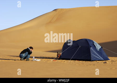 Toilette matinale dans le Sahara Banque D'Images