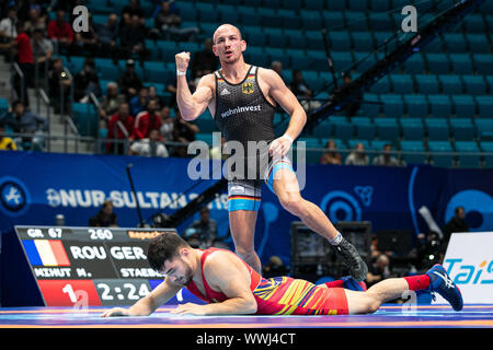 Nur sultan, le Kazakhstan. 16 Sep, 2019. Wrestling/Championnat du monde gréco-romain :, 67 kg/hommes, gréco-romain. Frank Stäbler de Allemagne cheers à côté de Mihai Mihut (u) de la Roumanie. Credit : Kadir Caliskan/dpa/Alamy Live News Banque D'Images