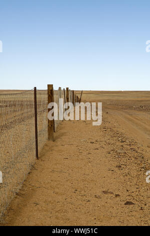 Une partie de la 6500 km de long à travers le sud de l'Australie dingo fence, Banque D'Images