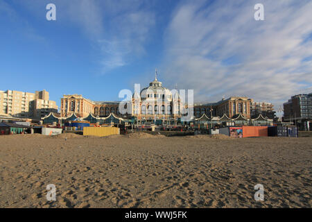 Scheveningen est une station balnéaire populaire dans la région de South Holland aux Pays-Bas. Il a plusieurs plages où vous pourrez profiter du soleil et du sable. Banque D'Images