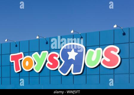 Tilst, Danemark - 14 octobre, 2018 : Logo de la marque de Toys R Us sur un mur. Toys R Us est un détaillant de produits pour enfants et jouets Banque D'Images