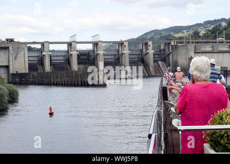 Approche d'un des nombreux barrages sur le fleuve Douro au Portugal Banque D'Images