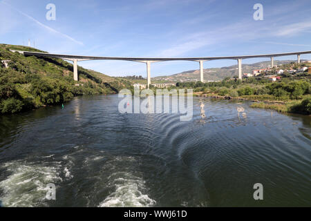 L'un des ponts traversant le fleuve Douro dans la vallée du Douro Banque D'Images