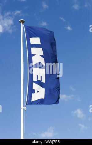 Lyon, France - le 27 juillet 2015 : IKEA drapeau sur un poteau. IKEA est un groupe multinational qui conçoit, vend des meubles prêts à assembler Banque D'Images