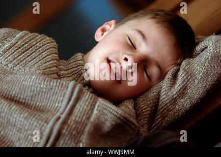 Sleepy boy. Fatigué s'endort dans les escaliers Banque D'Images