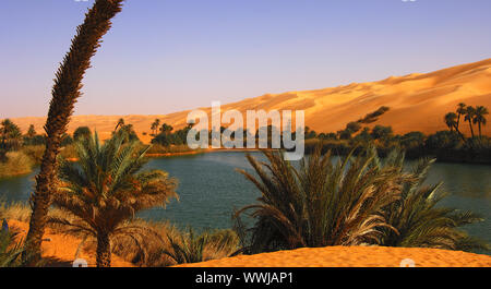 Um El Maa Lake dans la mer de sable Ubari, Sahara Banque D'Images