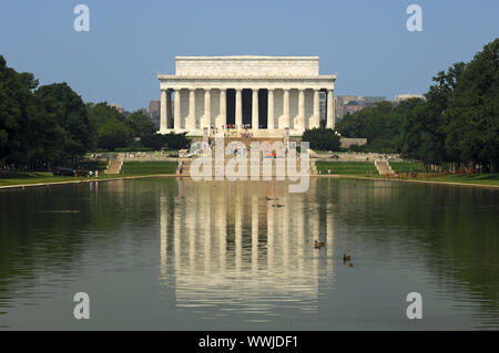 Le Mémorial de Lincoln à l'extrémité ouest du Lincoln Memorial Reflecting Pool Banque D'Images