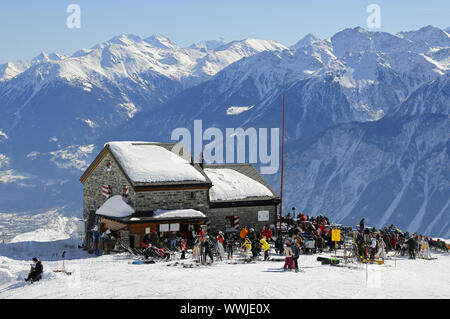 Les Violettes refuge du Club Alpin Suisse dans les Alpes Valaisannes Banque D'Images