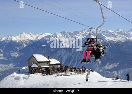 Au-dessus du télésiège Les Violettes refuge du Club Alpin Suisse dans les Alpes Valaisannes Banque D'Images