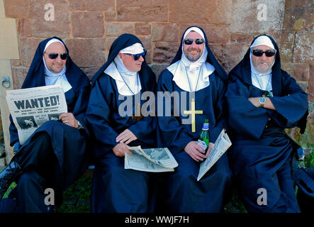 Quatre hommes habillés en irreverant moniales pendant les années 40, week-end à Watchet, Somerset. Banque D'Images