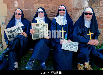 Quatre hommes habillés en irreverant moniales pendant les années 40, week-end à Watchet, Somerset. Banque D'Images