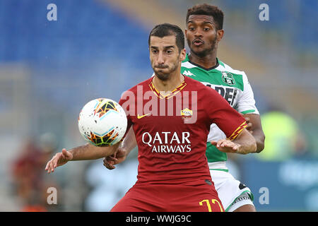 Rome, Italie. 15 Sep, 2019. Henrikh Mkhitaryan de que les Roms au cours de la Serie une correspondance entre les Roms et Sassuolo au Stadio Olimpico, Rome, Italie le 15 septembre 2019. Photo par Luca Pagliaricci. Usage éditorial uniquement, licence requise pour un usage commercial. Aucune utilisation de pari, de jeux ou d'un seul club/ligue/dvd publications. Credit : UK Sports Photos Ltd/Alamy Live News Banque D'Images