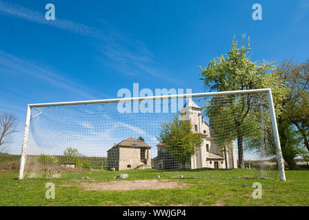 Ancienne église et but de football Sydoriv (village, région de Ternopil, Ukraine) Banque D'Images