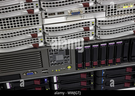 Pile de serveurs avec des disques durs dans un centre de données pour la sauvegarde et le stockage de données Banque D'Images